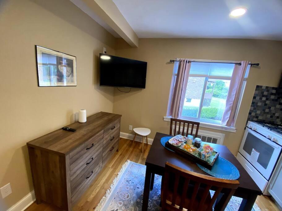 Cozy Boston Getaway Apartment! Free Parking ภายนอก รูปภาพ
