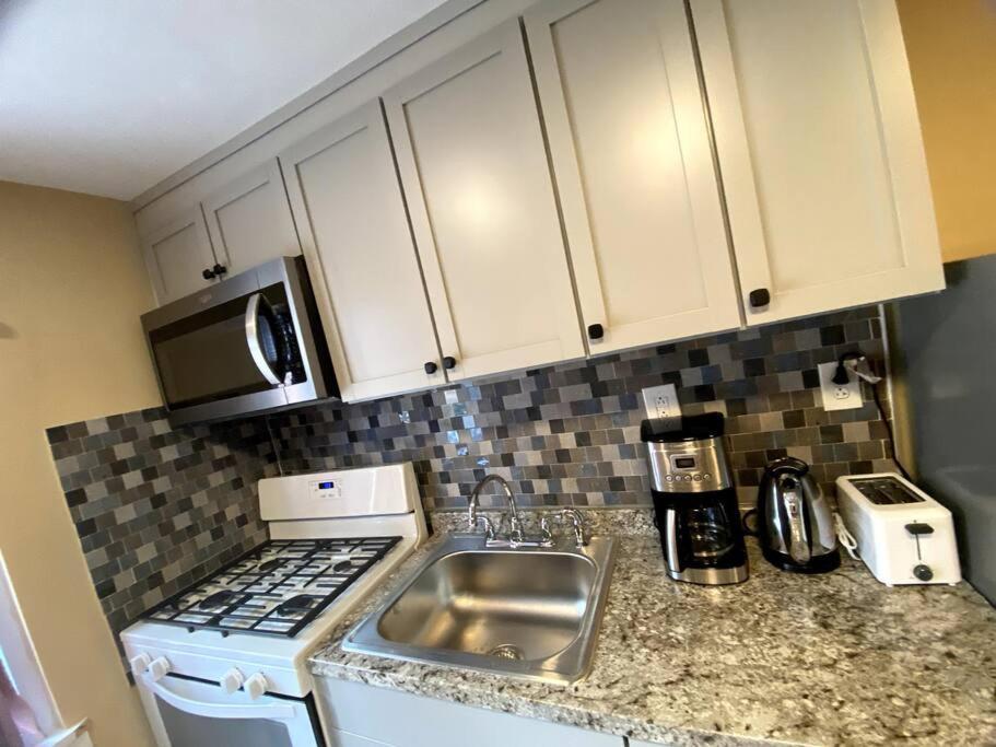 Cozy Boston Getaway Apartment! Free Parking ภายนอก รูปภาพ